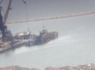 Окупанти намагаються підняти потоплений ЗСУ десантний корабель 