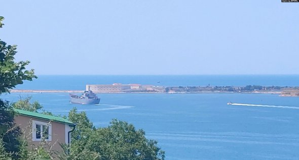 Десантний корабель проєкту 1171 року "Тапір" виходить із Севастопольської бухти.