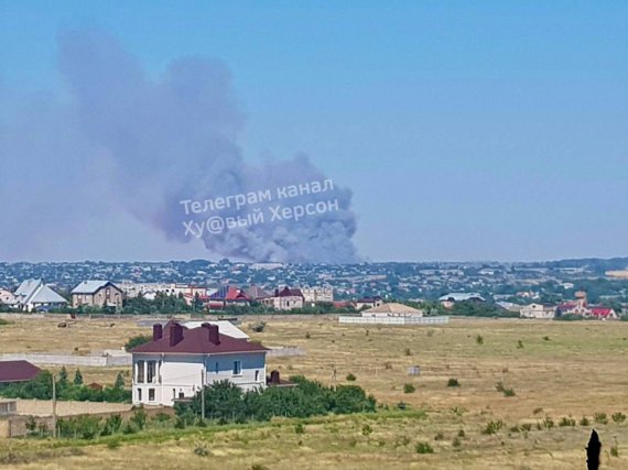 Геращенко сообщил, что над Чернобаевкой вздымается сильный дым. Фото: Телеграмм канал Ху@вый Херсон.
