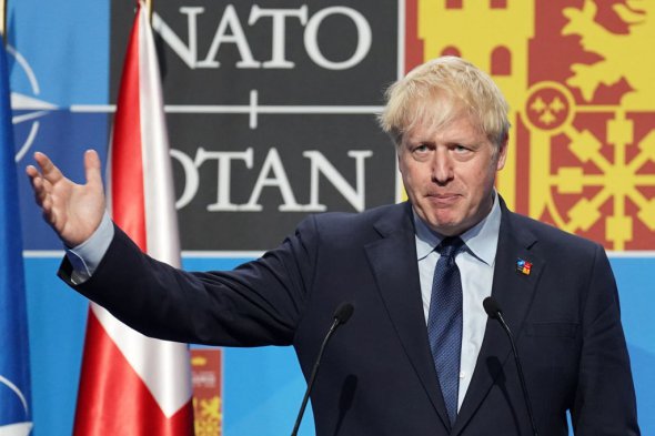 Премьер-министр Великобритании Борис Джонсон: "Нужно, чтобы западные власти предложили Украине средства военного сдерживания. То есть необходимо, чтобы Украина была настолько вооружена натовским оружием, доступом к разведывательным данным, учениями и тому подобное, чтобы никакое нападение в будущем не рассматривалось".