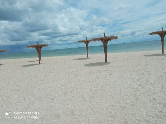 Во временно оккупированном поселке городского типа Кирилловка в Запорожской области, ранее считавшемся одним из главных курортов на Азовском море, в разгар сезона пустые пляжи.