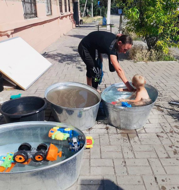У Маріуполі люди створюють імпровізовані басейни для дітей та вуличні кухні.