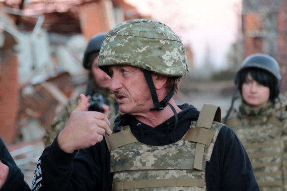 Голливудский режиссер и киноактер Шон Пенн, который сейчас в Украине снимает фильм о войне, носит патриотическую одежду