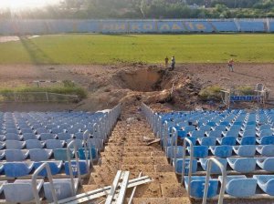 28 червня російська ракета влучила поряд із футбольним полем Центрального міського стадіону Миколаєва. Її випустили росіяни з берегового ракетного комплексу ”Бастіон” на тимчасово захопленій Херсонщині. Утворилася вирва завширшки 15 м та глибиною 5 м. Люди не постраждали