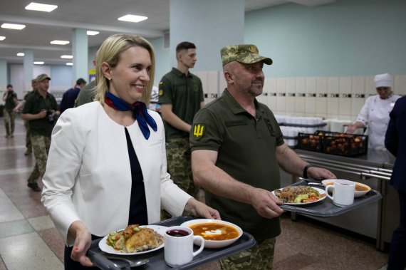 Посол США Бріджит Брінк відвідала військову їдальню. Скуштувала український борщ.