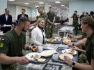 Посол США Бріджит Брінк відвідала військову їдальню. Скуштувала український борщ.