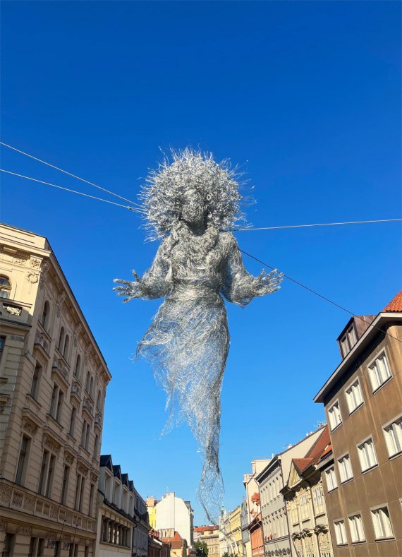 В Праге создали скульптуру украинки