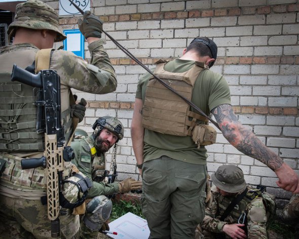 Український взвод обговорює підготовку до засідки біля Запоріжжя у травні 