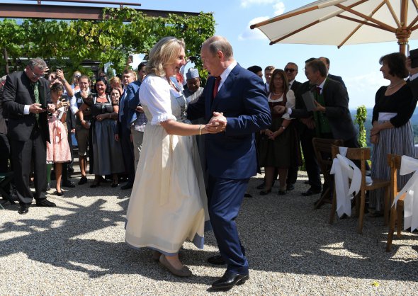 Путин и Кнайсль танцуют на ее свадьбе, август 2018 года.
