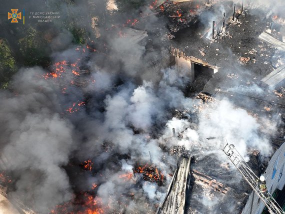 Миколаївські рятувальники зранку ліквідовували пожежі на об’єктах військової та цивільної інфраструктури