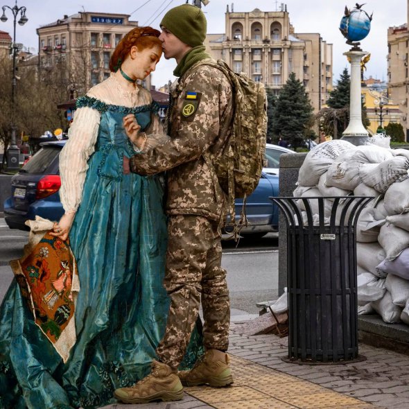 Французька художниця Фанні Лешевальє надихнулася фотографією закоханих, що прощаються перед відправленням чоловіка на фронт.