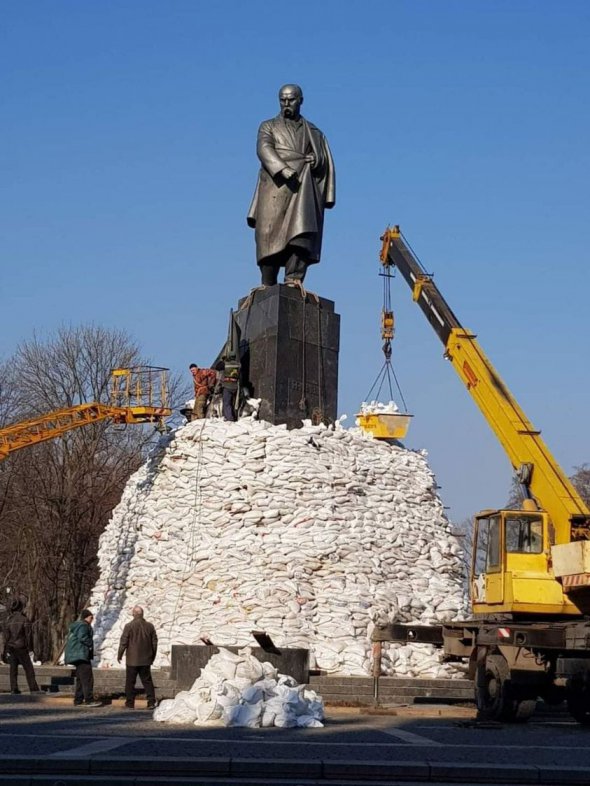 Как защитили памятник Шевченко в Харькове