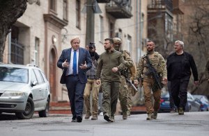 Президент України Володимир Зеленський і прем’єр-міністр Великої Британії Борис Джонсон йдуть центром Києва 9 квітня. Британський лідер прибув без офіційного анонса візиту. Удруге відвідав Україну в червні