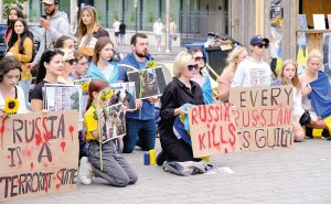 Українці в бельгійській столиці Брюсселі 2 липня стоять на колінах на акції пам’яті загиблих у Кременчуці на Полтавщині. 27 червня росіяни ракетами поцілили в торговельний центр ”Амстор”. Загинули 19 людей