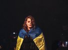 Ранее певица участвовала в благотворительных концертах в Соединенных Штатах и Европе