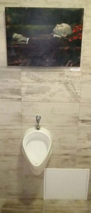 Картина з Путіним у труні Ze End висить у туалеті київської галереї ”Білий світ”. Полотно Владислава Шерешевського можна придбати за 64,4 тисячі гривень