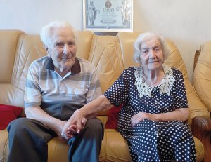 Микола та Єлизавета Макаренки росли в одному селі. Познайомилися, коли чоловік був пілотом винищувача. Розписалися 21 грудня 1949 року, а 1 січня 1950-го відсвяткували весілля