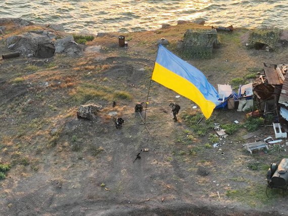 На острові Зміїний усе ж встановили український прапор