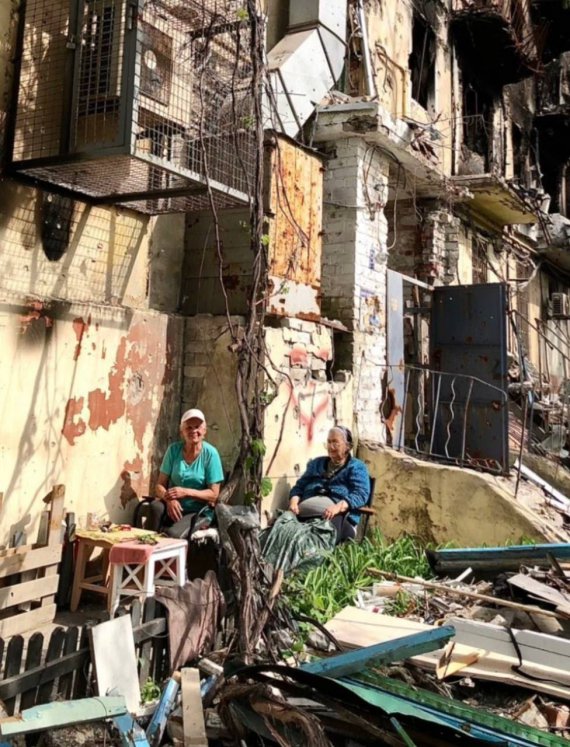 У Маріуполі окупанти продовжують зносити будинки. Не попереджаючи про це людей. Фактично, маріупольці живуть на вулиці