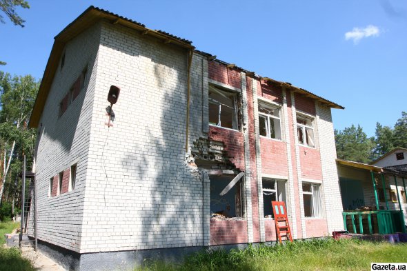 Здание школы претерпело значительные разрушения. Внутри россияне оставили после себя настоящий беспорядок
