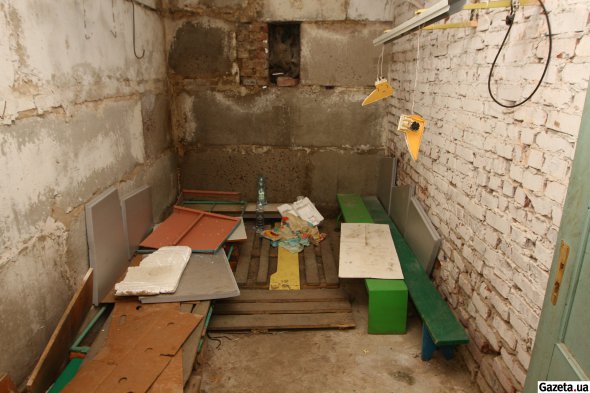 У маленьких кімнатах підвалу могли проживати більше 20 людей, зокрема й діти