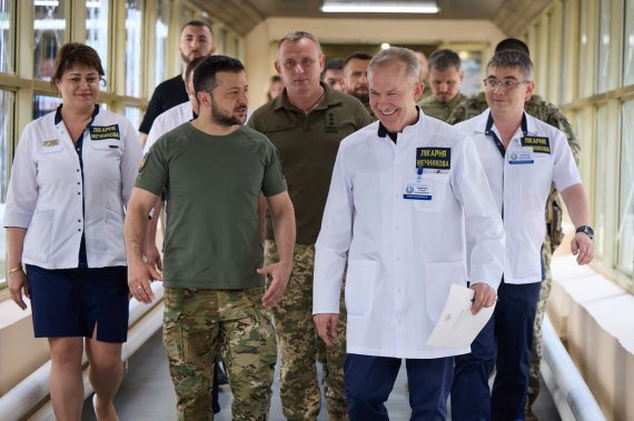 Президент Владимир Зеленский навестил украинских военных, находятся в больнице в Днепре