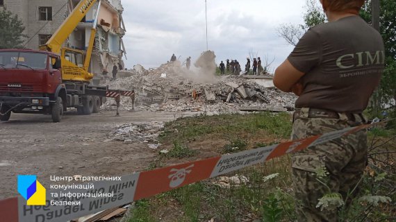 Спасатели продолжают поиски людей под завалами пятиэтажки. Фото: Центр Стратегических коммуникаций и информационной безопасности