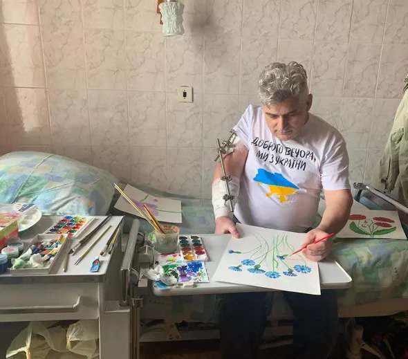 В Полтаве боец-художник после ранения представил выставку картин
