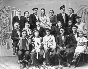 Новобранці в колі рідних і друзів, село Піщанівка – нині Олешківська міська громада Херсонського району, кінець 1950 років