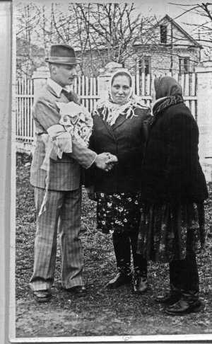 Чоловік вітається з гостями, які прийшли проводити його в армію, село Піски – нині Ніжинський район на Чернігівщині, 1968 рік