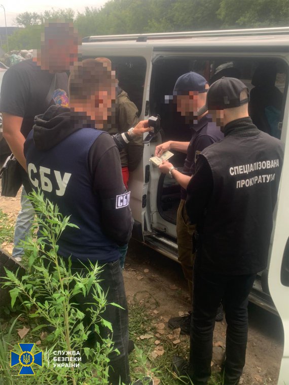 На Вінниччині поліцейські затримали 21-річного чоловіка.  Він організував схему незаконного перетину державного кордону та звільнення від призову