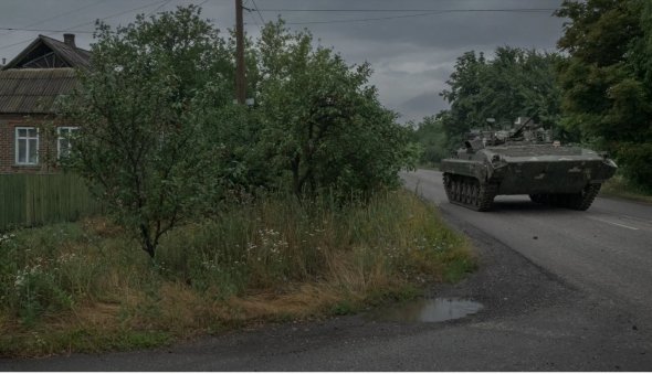 Український БТР проїжджає селом недалеко від лінії фронту в Донецькій області у понеділок 