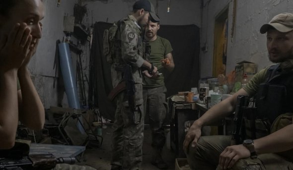 Українські військові відпочивають у таборі недалеко від лінії фронту у Донецькій області у понеділок 