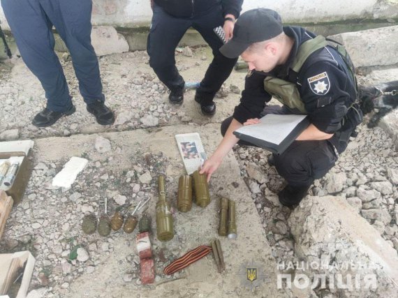В Черниговской области полицейские обнаружили схрон оружия военных РФ