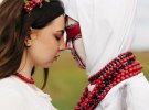 Невесты пленных воинов с "Азова" снялись в образах кукол-мотанок
