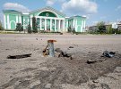 Снаряд біля Будинку хіміків у Сіверськодонецьку