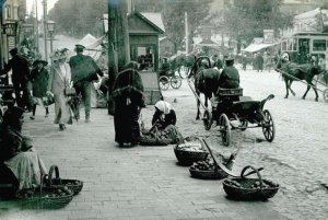 Жінки продають овочі та фрукти на Бессарабській площі в Києві, 1910 рік. Місце славилося торгівлею з початку ХІХ століття
