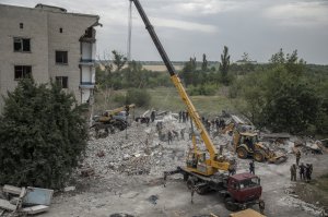 Рятувальники розбирають завали багатоповерхівки в місті Часів Яр на Донеччині. Ввечері 9 липня російські війська обстріляли населений пункт із реактивних систем залпового вогню ”Ураган”. Найбільше постраждав житловий будинок. Два під’їзди повністю зруйновані. Загинули 26 людей. Врятувати вдалося лише дев’ять мешканців будинку