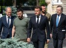 Канцлер Німеччини Олаф Шольц, президент України Володимир Зеленський, президент Франції Еммануель Макрон та прем'єр-міністр Італії Маріо Драгі йдуть у зону прес-конференції 16 червня 2022 року у Києві. "Україна може розраховувати на братство Європи", - заявив Макрон після візиту.