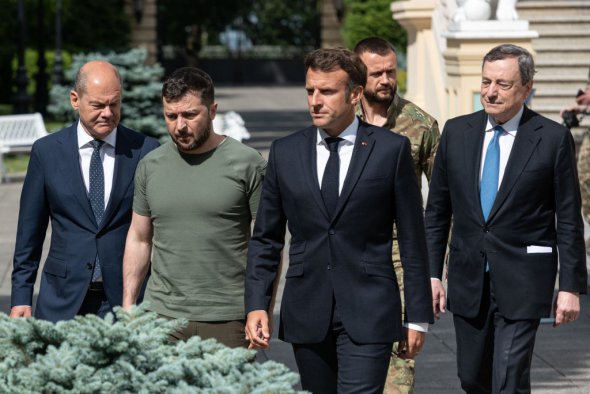 Канцлер Німеччини Олаф Шольц, президент України Володимир Зеленський, президент Франції Еммануель Макрон та прем'єр-міністр Італії Маріо Драгі йдуть у зону прес-конференції 16 червня 2022 року у Києві. "Україна може розраховувати на братство Європи", - заявив Макрон після візиту.