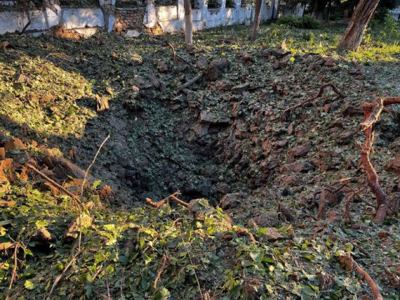Воронки, которые остались на месте взрывов возле школ в Николаеве