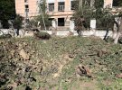 Воронки, которые остались на месте взрывов возле школ в Николаеве