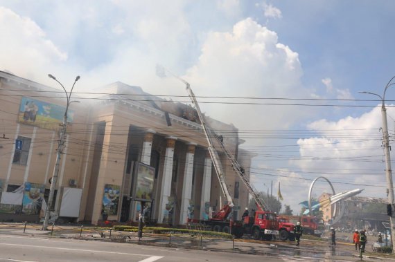 Рятувальники ліквідовують наслідки ракетного удару у Вінниці
