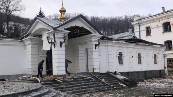 Руйнування в Святогірській лаврі після обстрілу російськими військами, 13 березня.