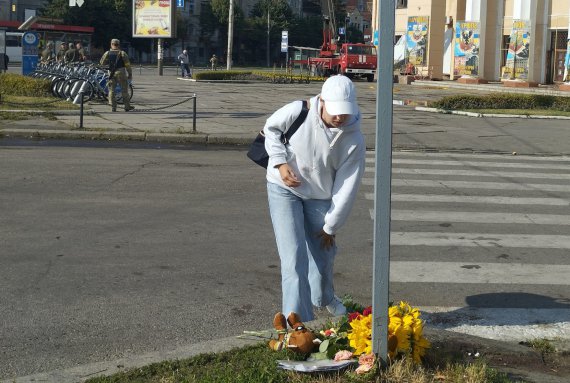 В Виннице люди несут цветы и игрушки на место ракетного удара, где погибли 23 человека. Между тем, спасатели, полиция и коммунальные службы продолжают разбор завалов и расчистку территорий