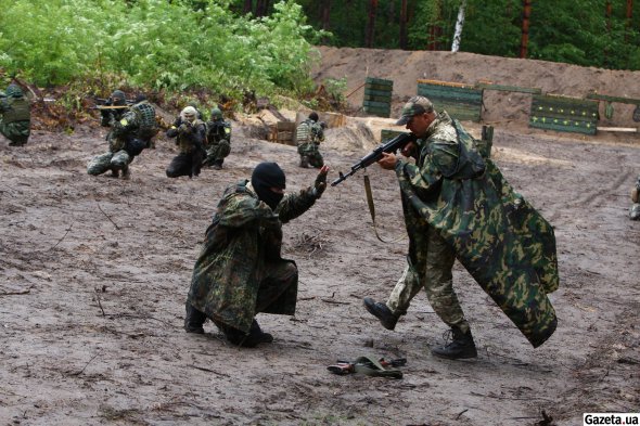 Партизани знешкоджують двох чатових та пробираються до позиції ворога