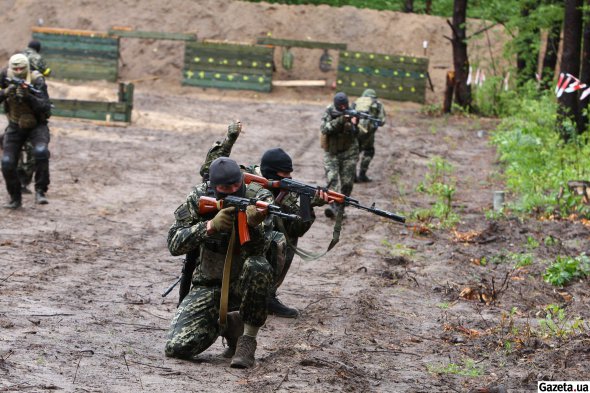 Тренувальний табір Бучанської ДФТГ облаштували на околицях села Лубʼянка. Тут військові збудували укріплення та підземні укриття, бліндажі та польову кухню. У копанірах ховають броньовану техніку