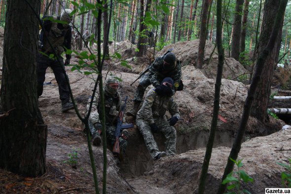 Бойцы уничтожают русских военных и берут в плен офицера