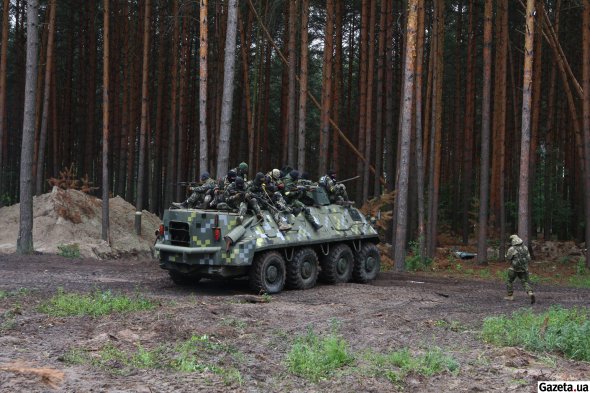 У лісі добровольці збудували нові бліндажі та підземні укріплення. Тренуватися бійцям не заважає навіть дощ