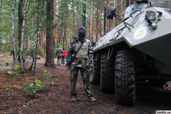 Доброволець Світлана "Хвіст". Жінка вступила в ДФТГ, щоб захищати рідну землю від загарбників. За кілька тижнів навчилася керувати БТР